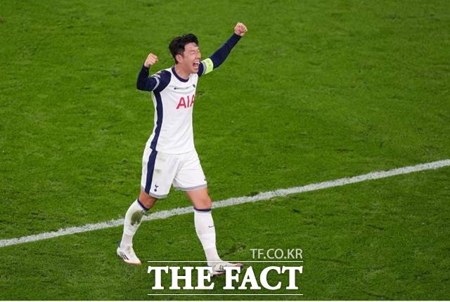 토트넘 '캡틴' 손흥민이 22일 프로 입단 15년 만에 커리어 첫 우승을 차지한 뒤 감격의 포효를 터뜨리고 있다./UEFA