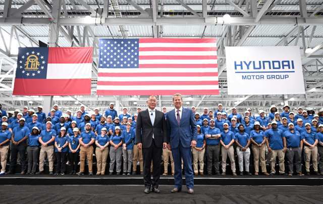 정의선 현대자동차그룹 회장과 브라이언 켐프 미국 조지아 주지사가 지난 3월 현대차그룹 메타플랜트 아메리카(HMGMA) 준공식에서 기념사진을 촬영하고 있는 모습. /현대차그룹