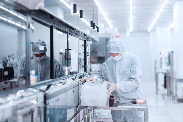 SK에코플랜트에 안정적인 수익을 내는 반도체 자회사를 편입시켜 반도체 종합 서비스를 강화하는 동시에 재무 건전성을 확보하려는 의도로 풀이된다. 사진은 SK머티리얼즈퍼포먼스 소재 공정 전경. /SK에코플랜트