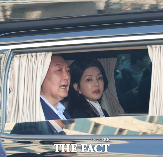 무속인 '건진법사' 전성배(65) 씨가 통일교 전 간부 윤모 씨로부터 받은 샤넬백을 두 차례에 걸쳐 김건희 여사 수행비서 유모 씨에게 전달한 것으로 파악됐다. 22일 법조계에 따르면 서울남부지검 가상자산범죄합동수사부(박건욱 부장검사)는 최근 샤넬코리아 본사 압수수색을 통해 윤 씨가 전 씨에게 건넨 샤넬 가방이 유 씨에게 전달된 정황을 파악했다. /서예원 기자