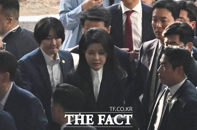 김건희 여가사 11일 오후 서울 서초구 아크로비스타 사저로 복귀하고 있다. /박헌우 기자