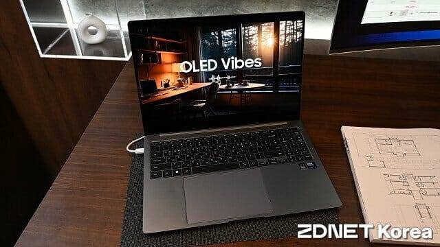삼성디스플레이 OLED 패널과 인텔 코어 울트라 프로세서 탑재 AI PC. (사진=지디넷코리아)