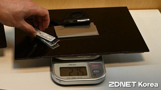 패널 무게가 줄어든 만큼 배터리나 냉각팬 등 다양한 부품을 추가 탑재할 수 있다. (사진=지디넷코리아)