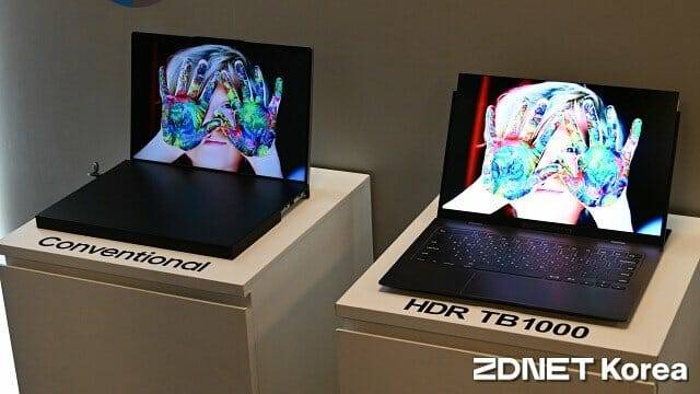 기존 OLED 디스플레이와 UT 원 비교. 최대 밝기를 1천 니트까지 높였다. (사진=지디넷코리아)