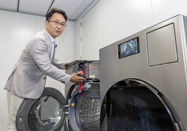 성종훈 삼성전자 DA사업부 상무가 국내 최대 18kg 건조 용량과 단 79분 만에 세탁부터 건조까지 완료하는 '비스포크 AI 콤보'를 소개하고 있다. (사진=삼성전자)