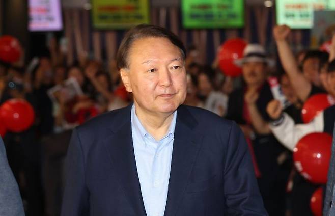 윤석열 전 대통령이 21일 서울 메가박스 동대문에서 이영돈 PD가 제작한 다큐멘터리 영화 '부정선거, 신의 작품인가'를 관람하기 위해 상영관으로 향하고 있다. 연합뉴스