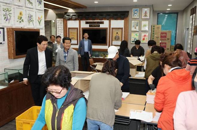 이강덕 시장은 22일 오천읍 행정복지센터를 방문해 선거 공보물 발송 작업에 구슬땀을 흘리고 있는 현장 직원들과 봉사자들을 찾아 격려했다. 포항시 제공