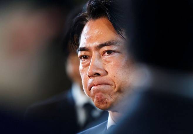 고이즈미 준이치로 전 총리의 차남인 고이즈미 농림수산상은 수려한 외모의 '정치 금수저'임에도 의미를 알 수 없는 특유의 화법으로 온라인에서 조롱받기도 했다. 로이터·연합뉴스