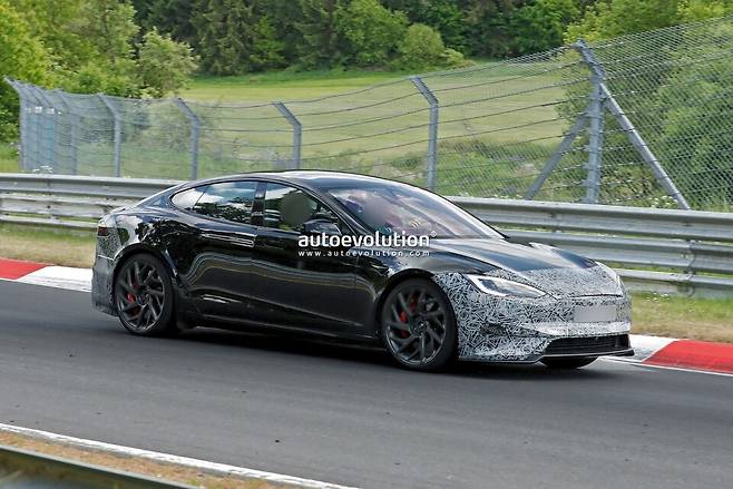 사진 : 테슬라 모델 S 플레이드 페이스리프트 테스트카 (출처=Autoevolution)