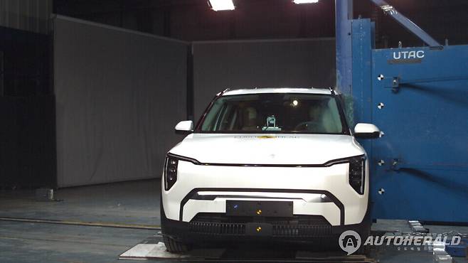 유로 NCAP 2025 평가에서 별 다섯 최고 등급을 획득한 기아 EV3 측면 충돌 테스트 장면. (유로 NCAP)
