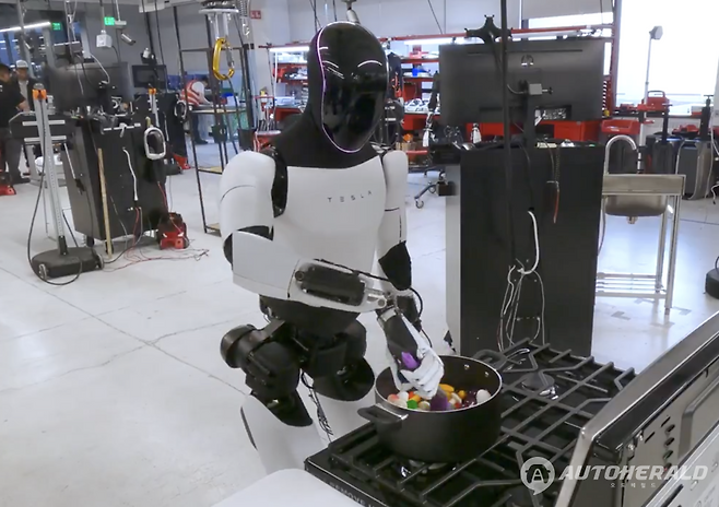 요리를 하고 있는 테슬라 옵티머스, 테슬라는&nbsp;인간의 작업을 1인칭 시점에서 촬영한 영상만으로 로봇에 동작을 학습했다며 영상을 공개했다. (테슬라 공식 X 캡처)