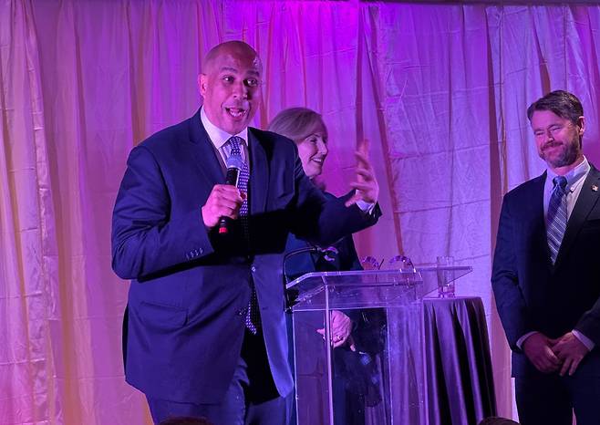 코리 부커 민주당 상원의원(왼쪽)이 20일 미국 워싱턴 DC 국립여성예술가미술관에서 열린 전직연방의원협회(FMC) 주최 '제28회 스테이츠먼십 어워드'에 참석해 발언을 하고 있다. 부커 오른쪽은 토드 영 공화당 상원의원이다. /워싱턴=김은중 특파원