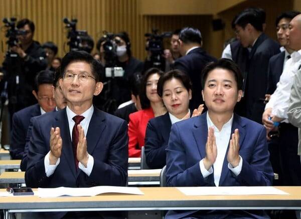 ​김문수 국민의힘 대선 후보와 이준석 개혁신당 대선 후보(오른쪽)가 지난 19일 오전, 오세훈 서울시장 주재로 서울시청에서 열린 '약자와 동행하는 서울' 토론회에 참석해 있다./김문수 후보 페이스북​