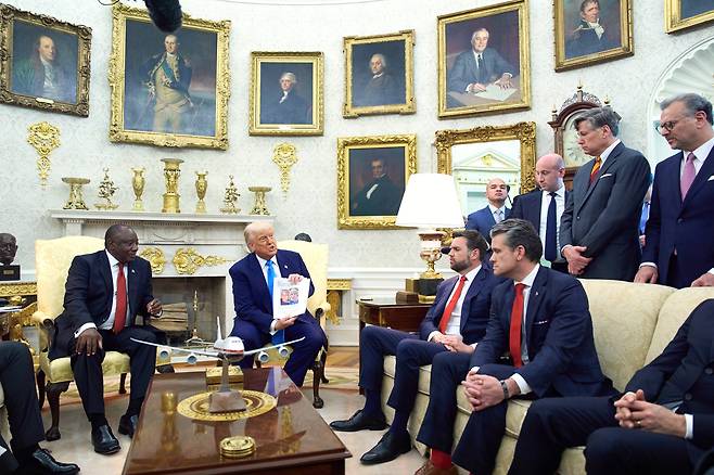 도널드 트럼프 미국 대통령이 21일 워싱턴 DC 백악관에서 시릴 라마포사 남아프리카공화국 대통령과 정상회담을 하고 있다. /AP 연합뉴스