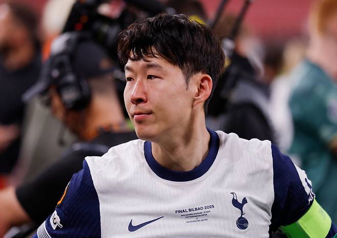 22일 토트넘 핫스퍼의 손흥민이 유로파리그 결승전에서 우승한 뒤 편안한 표정을 짓고 있다./로이터 연합뉴스