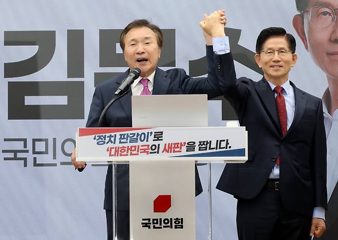 손학규 전 바른미래당 대표가 22일 오전 서울 여의도 국민의힘 중앙당사 다목적홀에서 열린 김문수 국민의힘 대선 후보 “정치를 판갈이 합니다” 정치개혁 관련 긴급 기자회견에 참석해 김 후보의 손을 들어보이며 지지를 선언하고 있다. /김지호기자