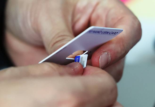 SK텔레콤 직원이 고객 유심을 교체하고 있다. /뉴스1