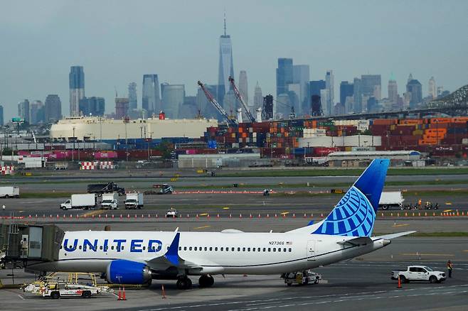 지난 12일(현지 시각) 미국 뉴저지주 뉴어크 리버티 국제공항에서 항공 교통 관제 시스템 마비로 항공편 운항이 중단된 가운데, 유나이티드 항공기가 멈춰 서 있다. / 로이터=연합뉴스