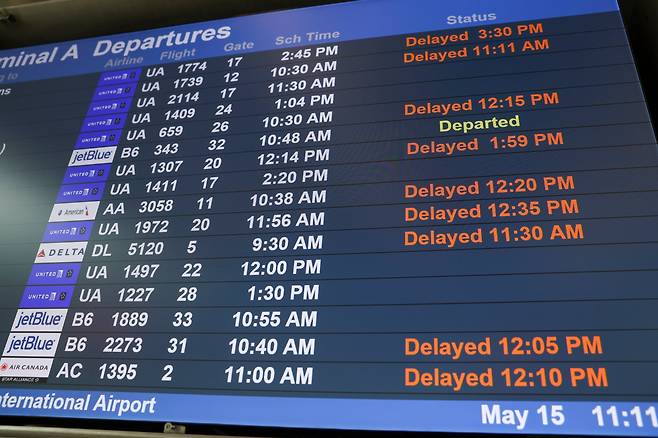 지난 15일(현지 시각) 뉴어크 리버티 국제공항에서 항공 교통 관제사 부족 사태로 통신 장애가 발생하면서 전광판에 출발 항공편 지연이 표시되고 있다. / EPA=연합뉴스