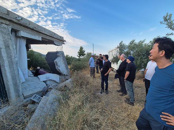 한국지질자원연구원 연구진이 튀르키예 재난위기관리청(AFAD), 튀르키예 광물탐사연구소(MTA)와 함께 튀르키예 지진 피해 현장을 조사하고 있다./한국지질자원연구원