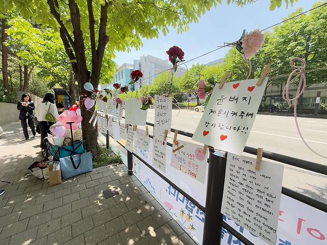 8일 서울 서초구 서초동 아크로비스타 아파트 서문 인근에 윤석열 전 대통령에 감사함을 표시하는 편지가 걸려있다. /이호준 기자