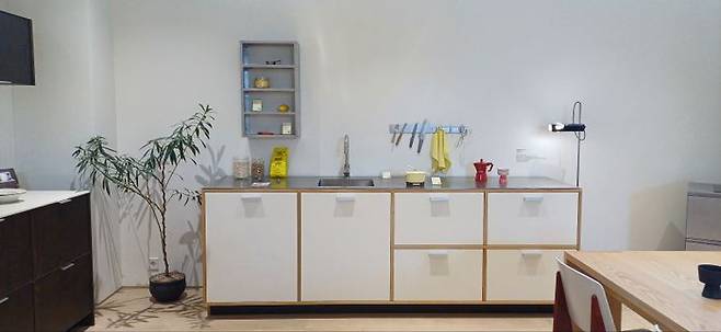 B존은 MMK만의 고유 키친 스타일을 보이기 위해 마련된 공간으로 심플하지만 디테일을 살린 디자인의 제품들이 주로 배치돼 있었다. ⓒ데일리안 남가희 기자