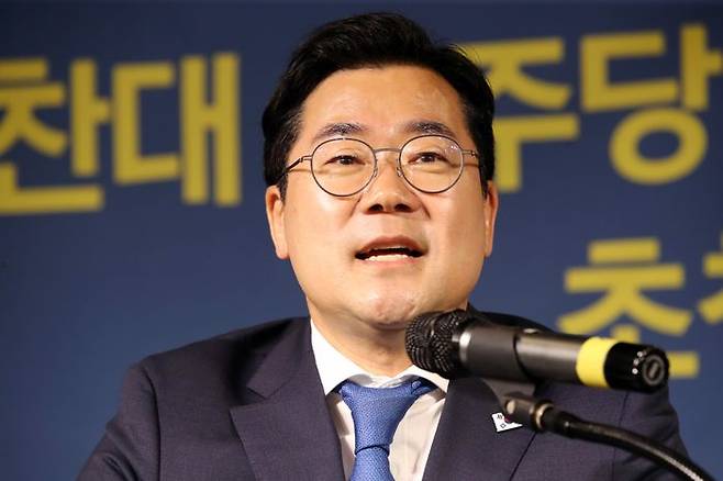 박찬대 더불어민주당 상임총괄선대위원장이 22일 오전 대구 남구 이천동 대구아트파크에서 열린 대구·경북 중견언론인 모임 아시아포럼21 초청토론회에서 발언하고 있다. ⓒ사진=아시아포럼21 제공