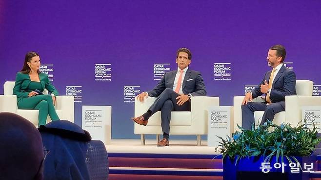 도널드 트럼프 미국 대통령의 장남 트럼프 주니어(오른쪽)가 21일 카타르 수도 도하에서 열린 연례 카타르경제포럼(QEF)의 ‘인베스트 인 아메리카(미국에 투자하라)’ 세션에서 발언하고 있다.
도하=이지윤 기자 asap@donga.com