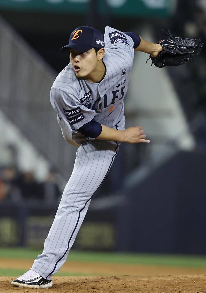 ‘대전 왕자’ 한화 문동주가 힘차게 공을 던지고 있다. 5선발로 시즌을 시작한 문동주는 1선발급 활약을 펼치고 있다. 뉴스1