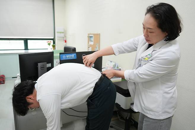 분당제생병원 류마티스내과 채지영 과장(오른쪽)이 강직성 척추염이 의심되는 환자의 척추 운동성을 측정하고 있다. 분당제생병원 제공