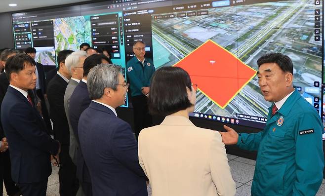 울산시가 남구 부곡동 6000m² 부지에 사업비 156억 원을 들여 ‘울산 국가산업단지 통합안전관리센터’를 건립했다. 김두겸 울산시장(오른쪽)이 센터의 핵심인 관제실을 둘러보고 있다. 울산시 제공