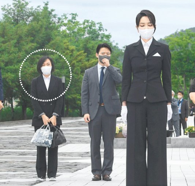 2022년 6월 13일 윤석열 전 대통령의 부인 김건희 여사(오른쪽)가 경남 김해시 봉하마을의 고 노무현 전 대통령 묘역을 참배했을 당시 수행비서 유경옥 씨(왼쪽 점선)가 동행한 모습. 김해=대통령실사진기자단