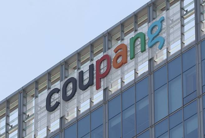 쿠팡이 올해 1분기 매출 11조4876억원으로 분기 최대 실적을 기록하고 당기순이익은 전년 동기 대비 흑자 전환했다고 7일 밝혔다. 사진은 7일 서울 송파구 쿠팡 본사의 CI.  쿠팡 모회사인 쿠팡 Inc가 이날 미국 증권거래위원회(SEC)에 제출한 1분기 연결실적 보고서에 따르면 쿠팡Inc의 1분기 매출은 11조4876억원(79억800만달러·분기 평균환율 1452.66)으로 전년 동기(9조4505억원) 대비 21% 증가했다. 영업이익은 2337억원(1억5400만달러)으로 전년 동기와 비교해 300%가량 늘었다. 당기순이익은 1656억원(1억1400만달러)으로, 당기순손실 318억원을 기록한 전년 동기 대비 흑자전환했다. 매출 대비 영업이익률과 순이익률은 각각 2%와 1.4% 기록했다. 2025.05.07. 뉴시스