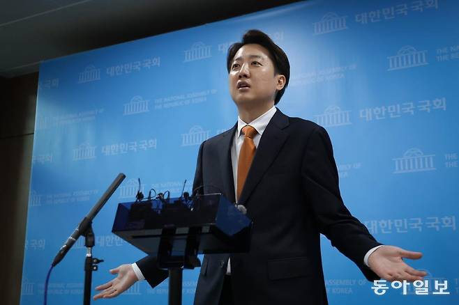 22일 이 후보가 긴급기자회견을 마친 뒤 취재진 질문에 답하며 양손을 흔들고 있다. 박형기 기자 oneshot@donga.com