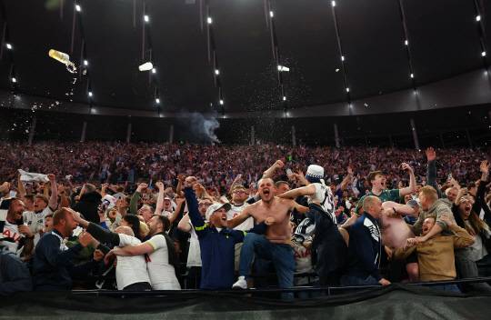 기뻐하는 토트넘 팬들. [로이터=연합뉴스]