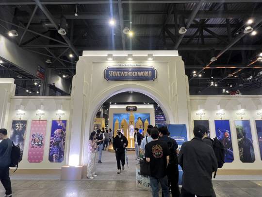 경기도 고양 킨텍스에서 22일 열린 플레이엑스포 2025 현장의 스마일게이트의 '스토브 원더 월드' 부스 앞에서 관람객들이 입장을 기다리며 줄을 서 있다. 유진아 기자