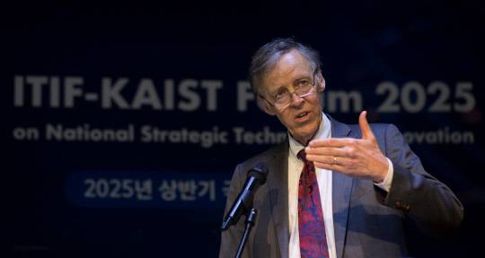 22일 대전 KAIST 본원에서 열린 '국가전략기술 혁신 포럼'에서 로버트 앳킨슨 미국 정보기술혁신재단(ITIF) 회장이 기조연설을 하고 있다. 과기정통부 제공