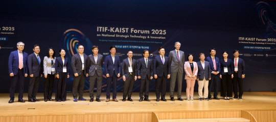22일 대전 KAIST 본원에서 열린 '국가전략기술 혁신포럼'에서 주요 인사들이 기념촬영을 하고 있다. 과기정통부 제공