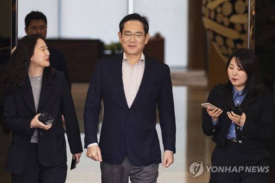 이재용 삼성전자 회장이 지난달 9일 강서구 서울김포비즈니스항공센터(SGBAC)를 통해 귀국하고 있다. 연합뉴스