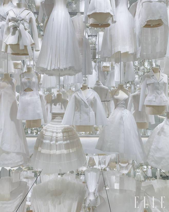 〈크리스챤 디올: 디자이너 오브 드림스〉 전시 공간. 재단사들의 장인 정신을 예찬하는 화이트 컬러의 캔버스 공간과 몽테뉴가 30번지. © KYUNG SUB SHIN