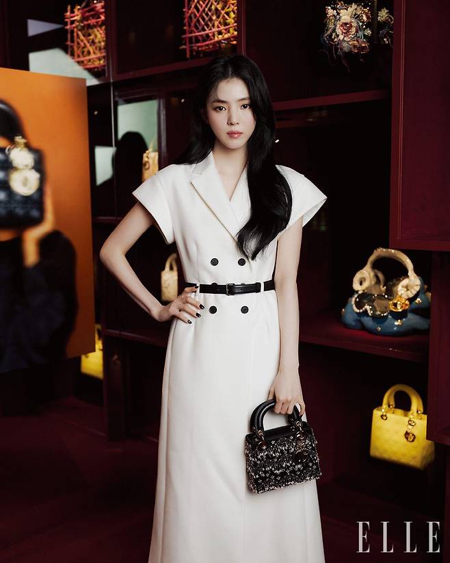 전시장에 초대된 디올 앰배서더 한소희 © PIERRE MOUTON