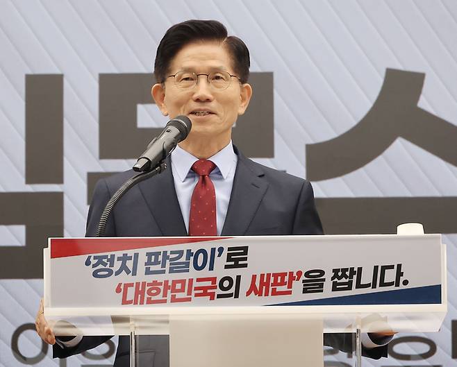 정국민의힘 김문수 대선 후보가 22일 서울 여의도 국민의힘 중앙당사에서 정치개혁 관련 긴급 기자회견을 하고 있다.