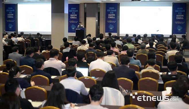 과학기술정보통신부가 주최하고 한국지능정보사회진흥원, 전자신문이 주관한 '2025 공공 SaaS 도입 성공전략 컨퍼런스'가 22일 서울 강남구 코엑스에서 열렸다. 김은주 한국지능정보사회진흥원 본부장이 '공공을 바꾸는 기술 : SaaS 활성화 전략'을 주제로 발표하고 있다. 김민수기자 mskim@etnews.com