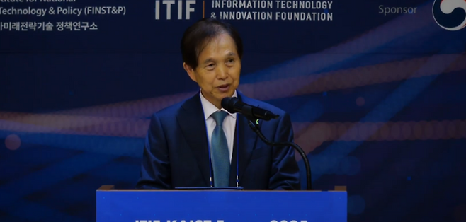 이광형 KAIST 총장이 개회사를 하고 있다. 유튜브 캡쳐