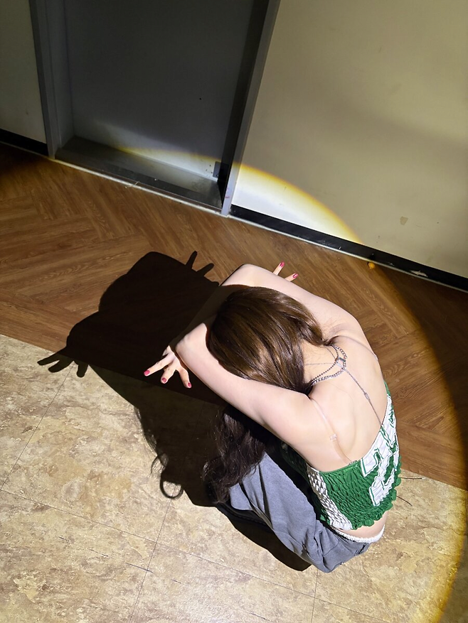 image.png 요즘 유행하는 그림자 놀이하는 카리나