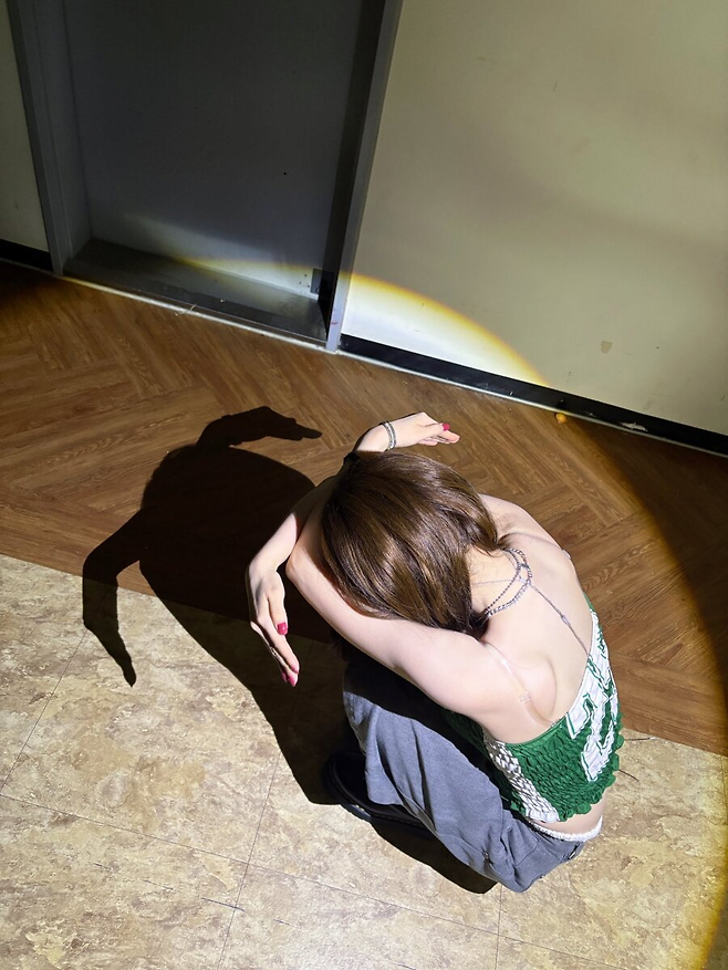 image.png 요즘 유행하는 그림자 놀이하는 카리나