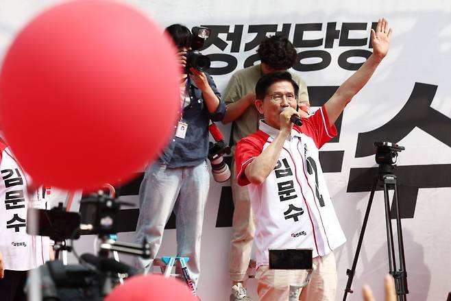 김문수 국민의힘 대통령 후보가 21일 경기 김포시 사우문화체육광장에서 유세를 하고 있다. 뉴스 1