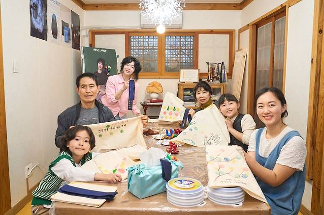 시부모와 함께 세대 통합 가족 캠프 ‘아날로그적 1박 2일’에 참여한 김지나씨 가족이 지난 16일 김포아트빌리지에서 보자기 만들기 체험을 하고 있다. 한국문화예술교육진흥원 제공