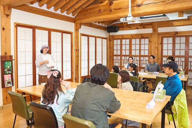 세대 통합 가족 캠프 ‘아날로그적 1박 2일’에 가족들이 참여하고 있다. 한국문화예술교육진흥원 제공.