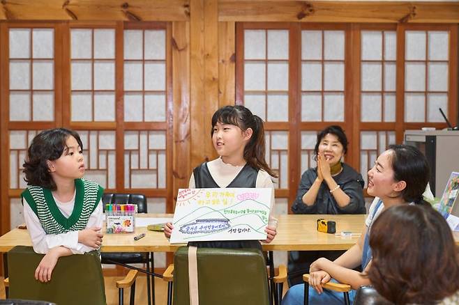 세대 통합 가족 캠프 ‘아날로그적 1박 2일’에 가족들이 참여하고 있다. 한국문화예술교육진흥원 제공.